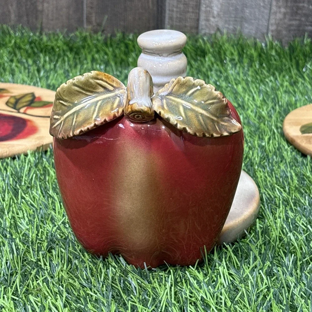 The Unbranded Brand vintage apple
